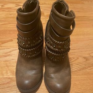 Buckle “ not rated” brand boots super cute